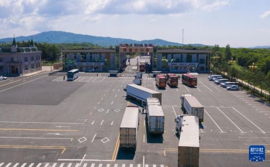 2019年6月22日，往返于中國和俄羅斯的貨車在中俄琿春口岸前排隊等待通關（無人機照片）。