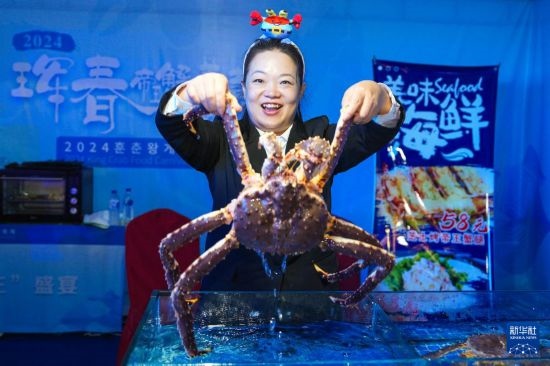 9月19日，在吉林省琿春市，商家在展示售賣的帝王蟹。新華社記者 許暢 攝