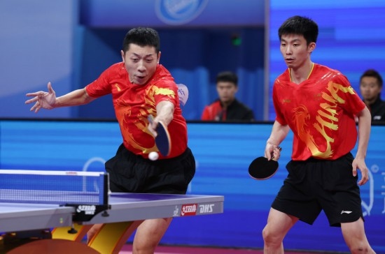 10月18日，上海隊組合許昕（左）/周愷在雙打比賽中。他們3:0戰(zhàn)勝福建隊組合曾蓓勛/陳俊菘。新華社記者 王楷焱 攝
