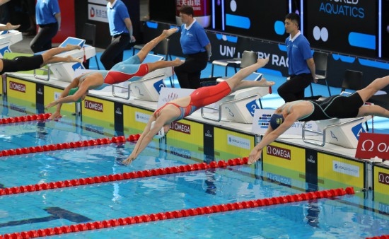 10月18日，中國選手張雨霏（右二）在女子50米自由泳預(yù)賽中出發(fā)。新華社記者 方喆 攝
