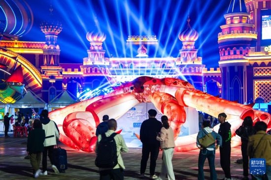 9月19日，游客在吉林省琿春市的2024琿春帝王蟹美食嘉年華現(xiàn)場游玩。新華社記者 許暢 攝