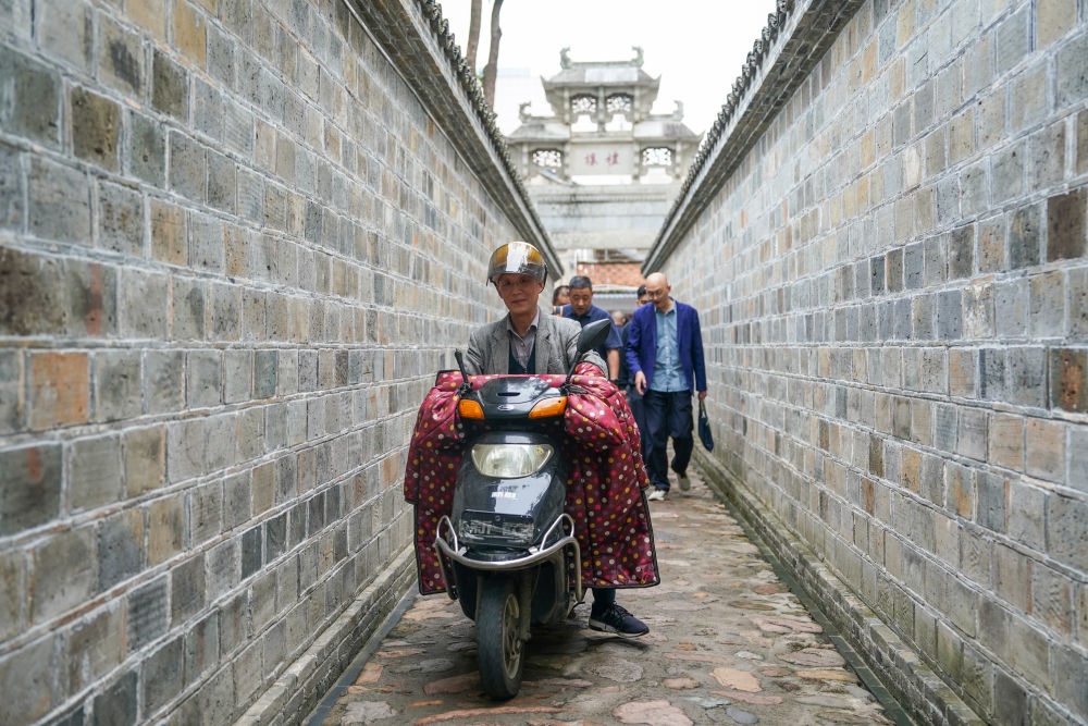 ↑市民在安徽省安慶市桐城市六尺巷通行。