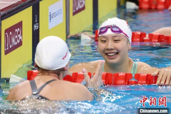 10月19日晚，2024年世界泳聯(lián)游泳世界杯上海站結(jié)束第二個(gè)比賽日的爭奪。圖為中國選手唐錢婷在女子100米蛙泳決賽中。 中新社記者 湯彥俊 攝