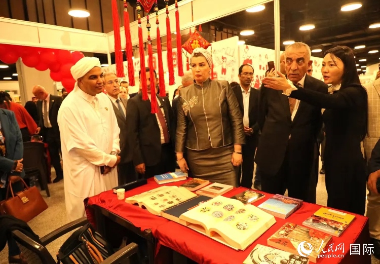 第二十三屆約旦安曼國際書展于10月10日至19日在約旦展覽中心舉行，約旦政府和民間各界人士在中國展臺翻閱圖書，熱烈交流互動，感受中華文化之美。人民網(wǎng)記者 李瀟攝