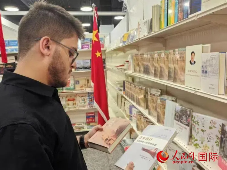 第二十三屆約旦安曼國際書展于10月10日至19日在約旦展覽中心舉行，約旦政府和民間各界人士在中國展臺翻閱圖書，熱烈交流互動，感受中華文化之美。人民網(wǎng)記者 李瀟攝