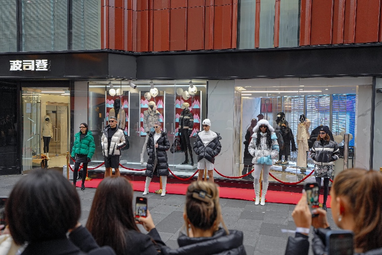 模特在波司登倫敦旗艦店門前展示新款羽絨服。主辦方供圖