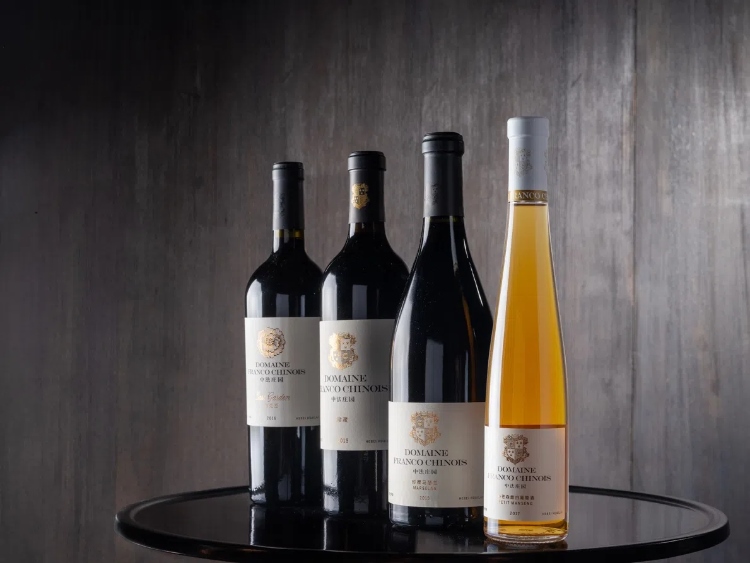 活動現場推介了懷來中法莊園珍藏馬瑟蘭干紅、小芒森甜白等優(yōu)質葡萄酒。主辦方供圖