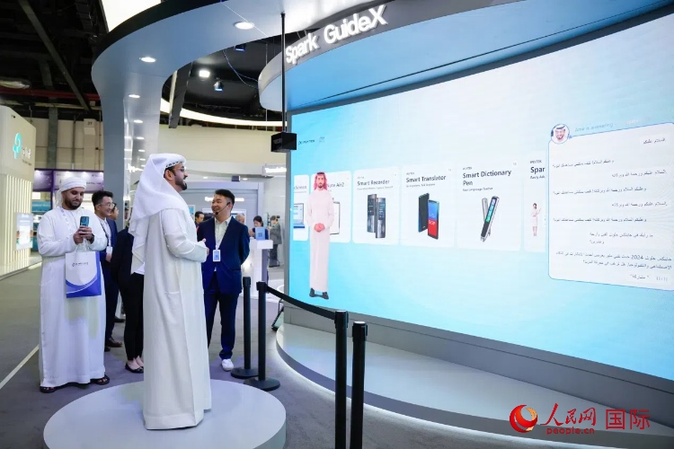 觀眾在科大訊飛展臺(tái)與虛擬人對話。人民網(wǎng) 塔里克·易卜拉欣攝