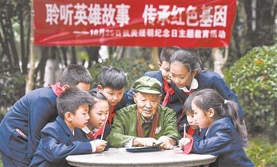 圖為89歲的抗美援朝老兵楊克美在向孩子們講述英雄故事。徐偉攝