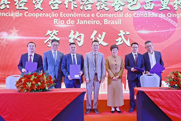 企業(yè)家在活動(dòng)現(xiàn)場(chǎng)參與項(xiàng)目簽約儀式。人民網(wǎng)記者 陳海琪攝