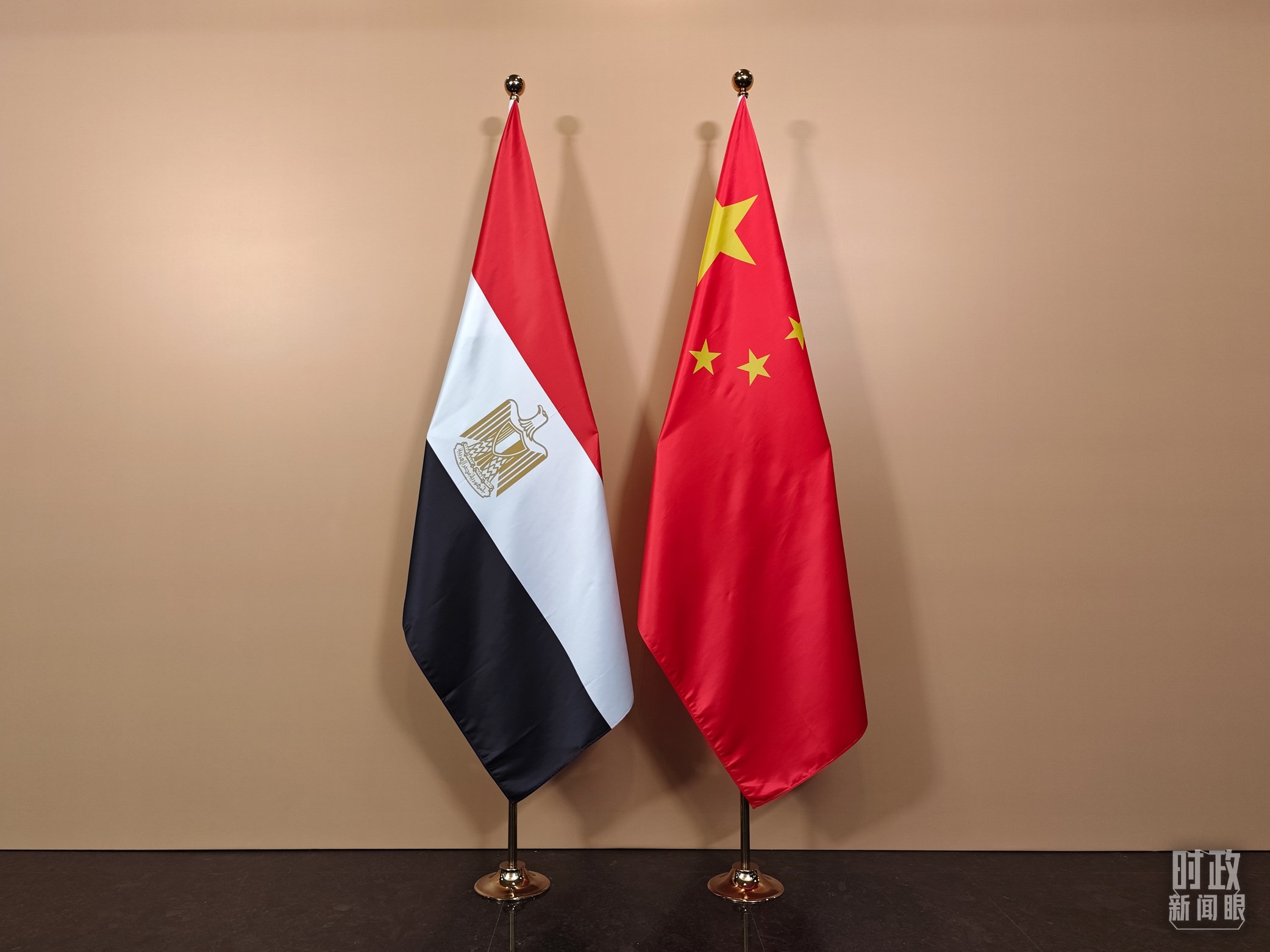 △ 會見廳外的中國埃及兩國國旗。（總臺央視記者彭漢明拍攝）