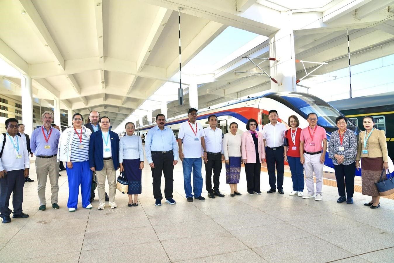 東盟議會聯(lián)盟大會代表團(tuán)與中老鐵路“瀾滄號”動車合影留念。老中鐵路有限公司供圖