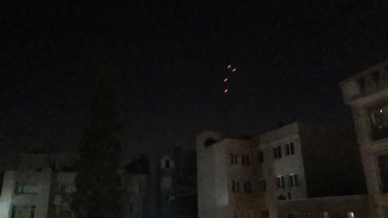  這是10月26日4點(diǎn)50分左右拍攝的德黑蘭市區(qū)。當(dāng)?shù)貢r(shí)間26日凌晨，新華社記者在伊朗首都德黑蘭多次聽到爆炸聲。新華社記者姚兵攝