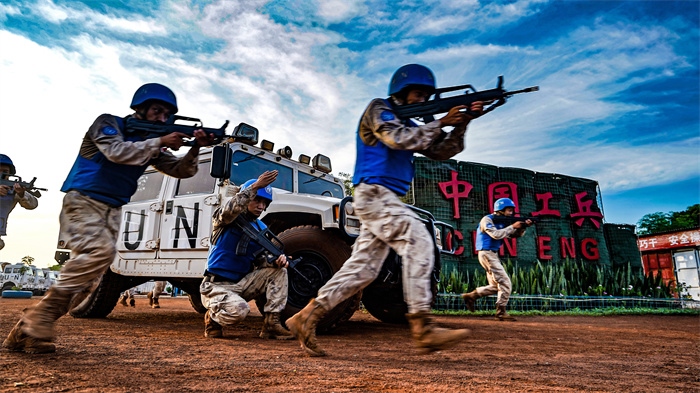 維和官兵迅速反應(yīng)。秦貴君攝