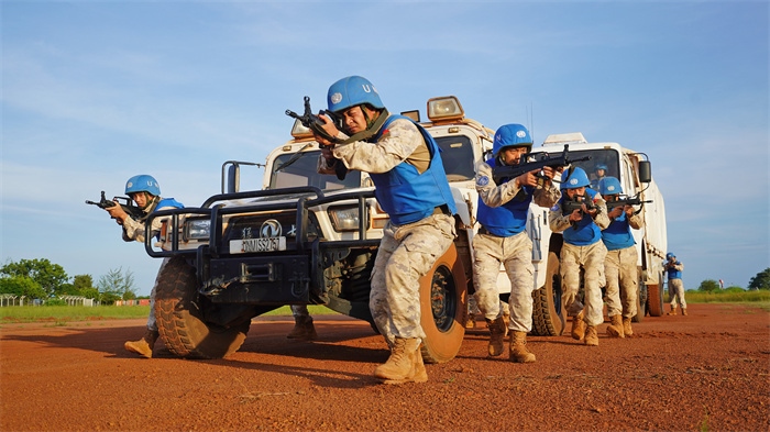 應(yīng)急分隊?wèi)?zhàn)術(shù)行進(jìn)。張洪奧攝