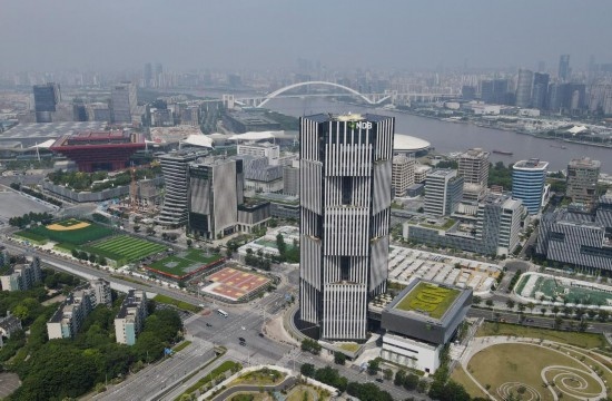 位于中國上海浦東新區(qū)世博園區(qū)的金磚國家新開發(fā)銀行總部大樓（2022年6月17日攝，無人機(jī)照片）。新華社記者方喆攝