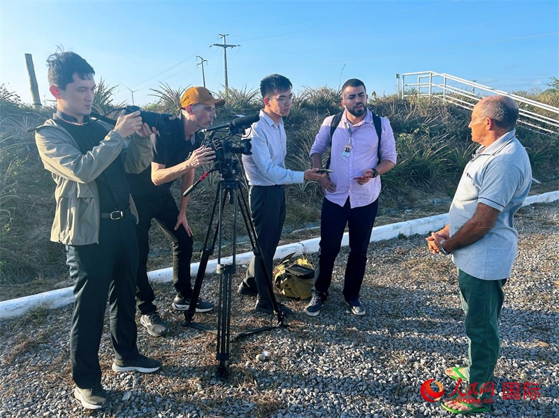 聯(lián)合采訪團(tuán)正在采訪因苦咸水淡化項(xiàng)目受益的當(dāng)?shù)孛癖?。人民網(wǎng)記者 陳一鳴攝