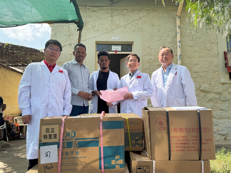 中國醫(yī)療隊(duì)向科倫醫(yī)院捐贈(zèng)藥品和醫(yī)療物資。中國第17批援厄立特里亞醫(yī)療隊(duì)供圖