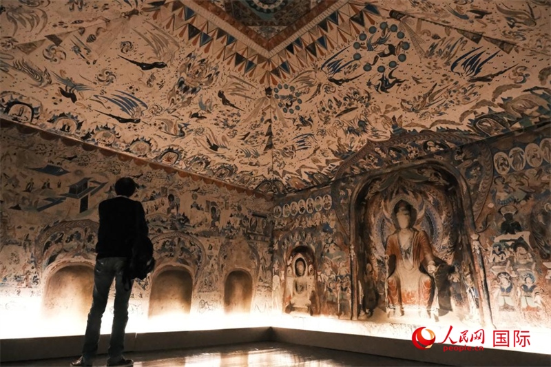 觀眾仿佛置身于數(shù)字復(fù)原的敦煌第285窟。人民網(wǎng)記者 尚凱元攝 