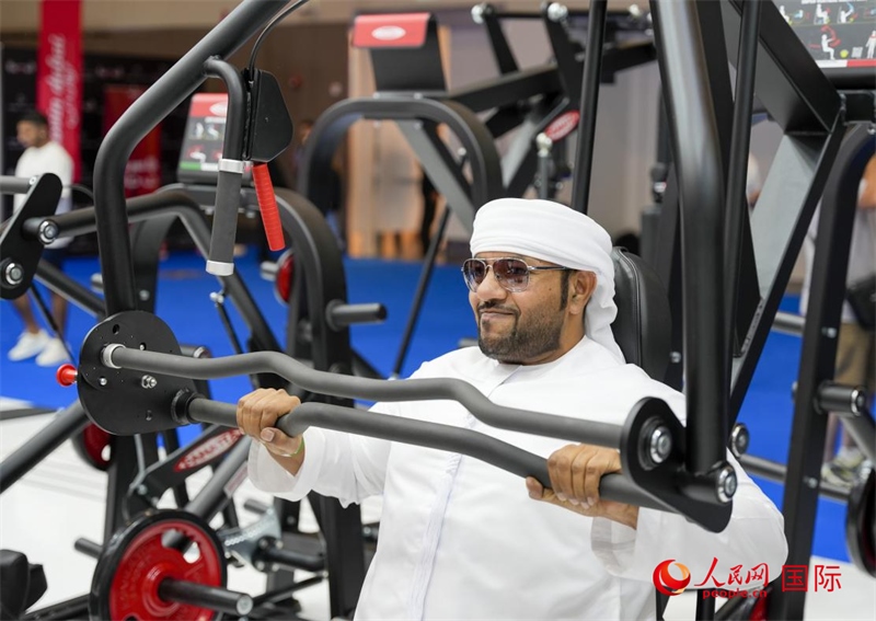 一名觀(guān)眾在體驗(yàn)健身器材。人民網(wǎng)中東中心分社塔里克·易卜拉欣攝