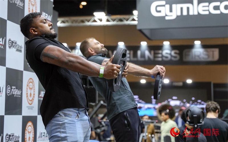 觀(guān)眾參加舉重物比賽。人民網(wǎng)中東中心分社塔里克·易卜拉欣攝