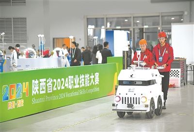 參賽選手在陜西省2024職業(yè)技能大賽新能源汽車(chē)智能化技術(shù)賽項(xiàng)比賽中。新華社記者 張博文攝