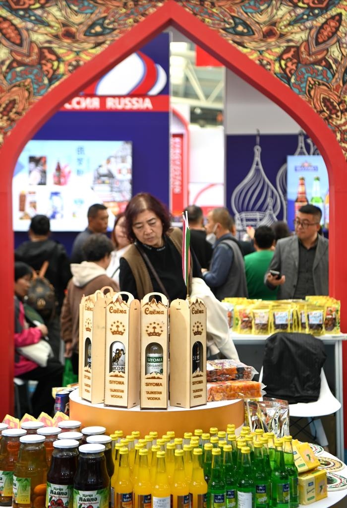 10月25日，觀眾在楊凌農(nóng)高會(huì)上合組織國家農(nóng)業(yè)展區(qū)了解農(nóng)產(chǎn)品。新華社記者 鄒競一 攝