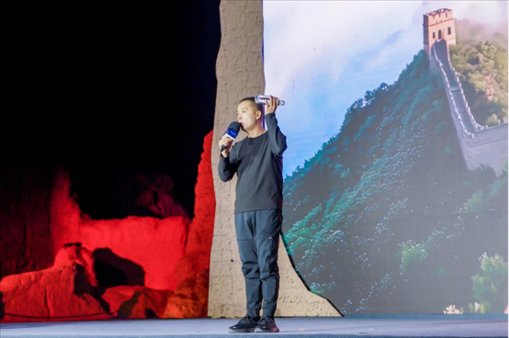 李剛在“何以中國·五星出東方”網(wǎng)絡(luò)主題宣傳活動(dòng)現(xiàn)場演講。人民視頻供圖