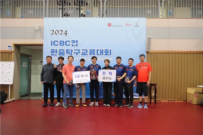 獲得第一名的隊(duì)伍與頒獎(jiǎng)嘉賓一起合影留念。首爾中國(guó)文化中心供圖