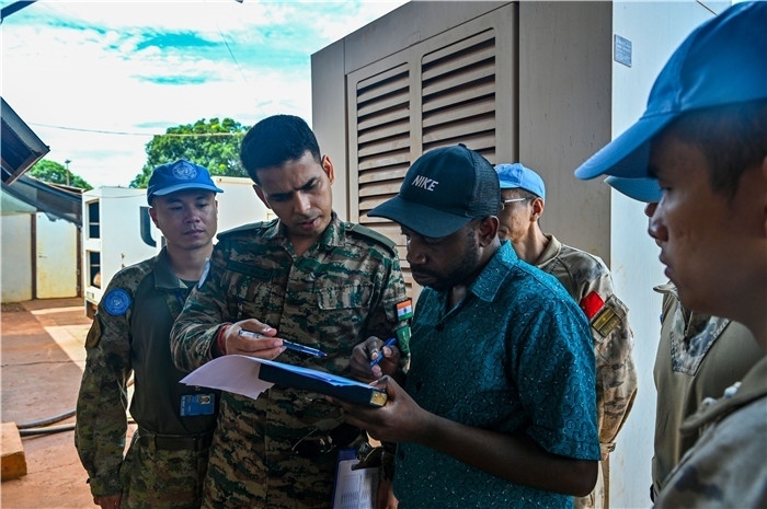 核查發(fā)電設(shè)備。鄧原淘攝