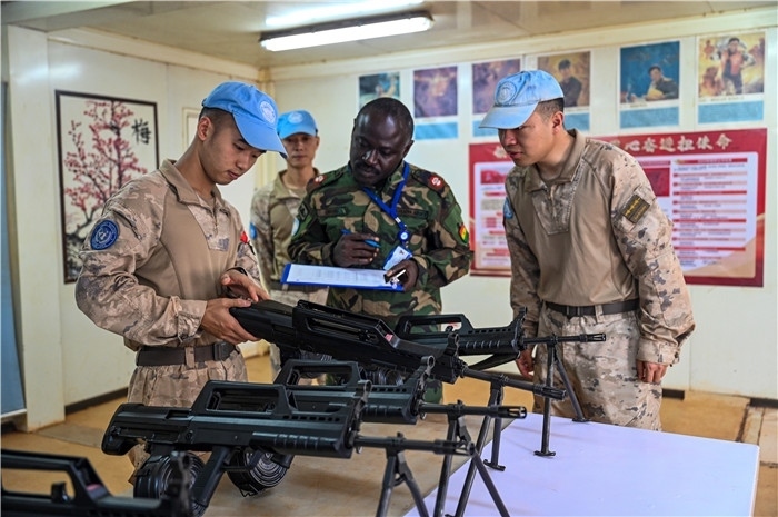 檢查槍支性能。孫千攝