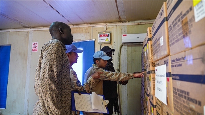 圖7.檢查給養(yǎng)物資。馬騫攝