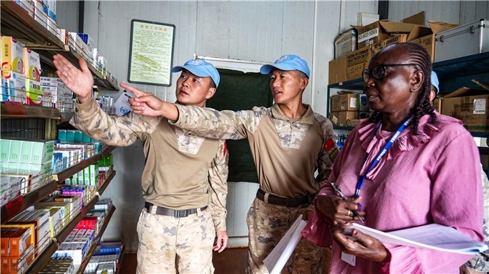 核查儲(chǔ)存藥品。王軍杰攝