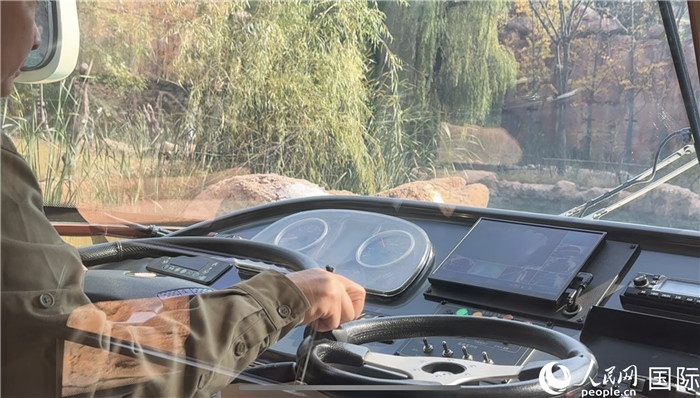 鄭州銀基動(dòng)物王國(guó)水陸兩棲觀光車(chē)駕駛室。人民網(wǎng) 謝瑩攝