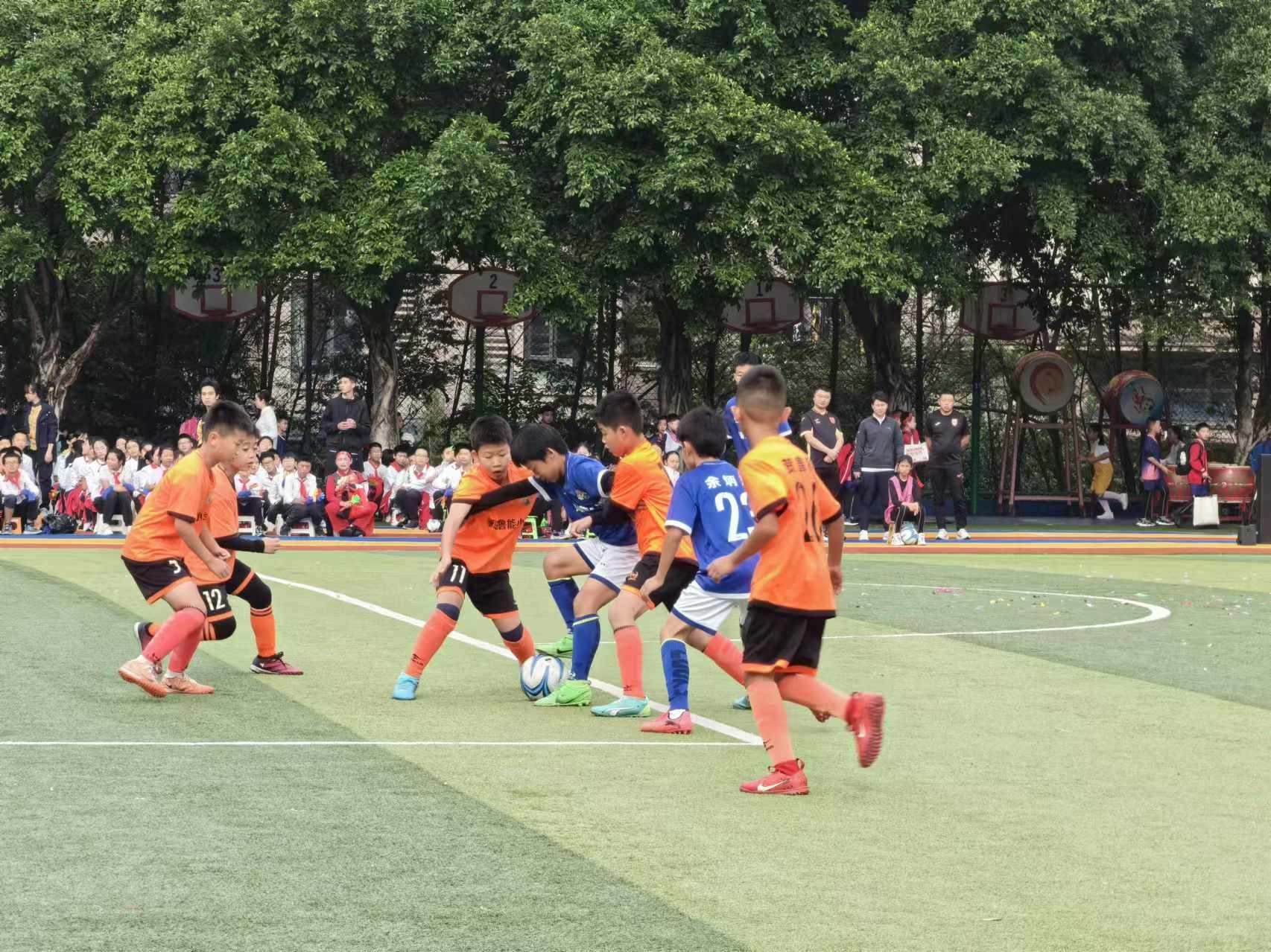 珊瑚魯能小學(xué)的學(xué)生們?cè)谶M(jìn)行足球比賽。 人民網(wǎng)記者 楊磊攝