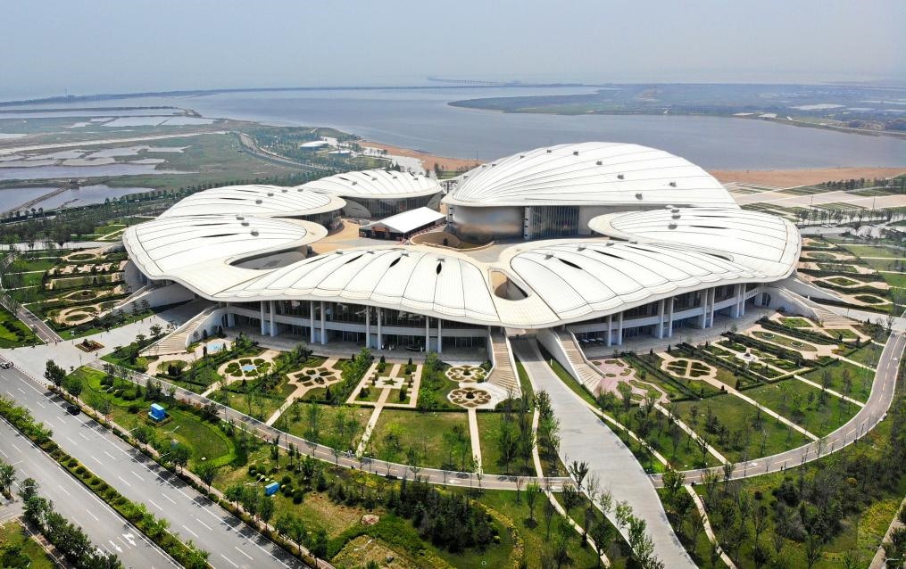 位于中國(guó)—上海合作組織地方經(jīng)貿(mào)合作示范區(qū)的青島·上合之珠國(guó)際博覽中心（2024年7月18日攝，無(wú)人機(jī)照片）。新華社記者李紫恒 攝