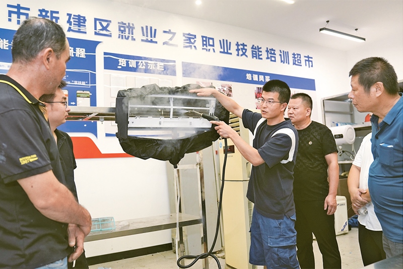 黨的二十屆三中全會強調，要健全終身職業(yè)技能培訓制度。圖為2024年9月12日一位老師在給學員進行家電清洗技術培訓。 新華社記者 萬象/攝