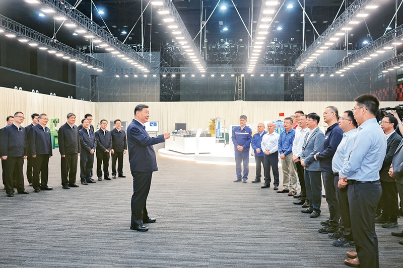 2024年10月17日至18日，中共中央總書記、國家主席、中央軍委主席習近平在安徽考察。這是17日下午，習近平在合肥濱湖科學城考察時，同現(xiàn)場科研人員和企業(yè)負責人親切交流。 新華社記者 鞠鵬/攝