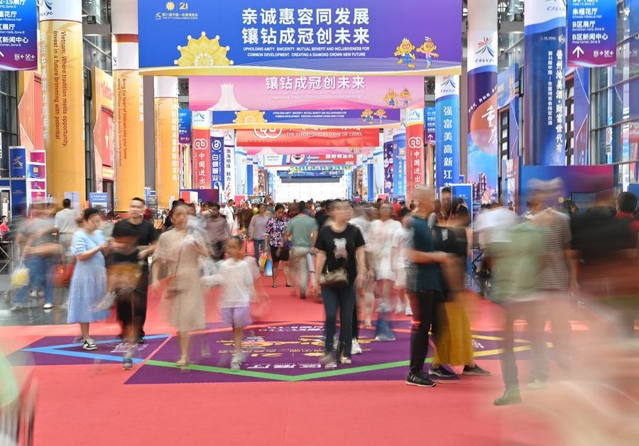 2024年9月28日，觀眾在廣西南寧市舉行的第21屆中國(guó)—東盟博覽會(huì)上參觀。新華社記者 周華 攝
