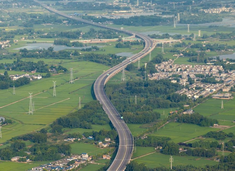 俯瞰四川天府新區(qū)至邛崍高速公路一角（2024年7月2日攝，無(wú)人機(jī)照片）。新華社記者 江宏景 攝