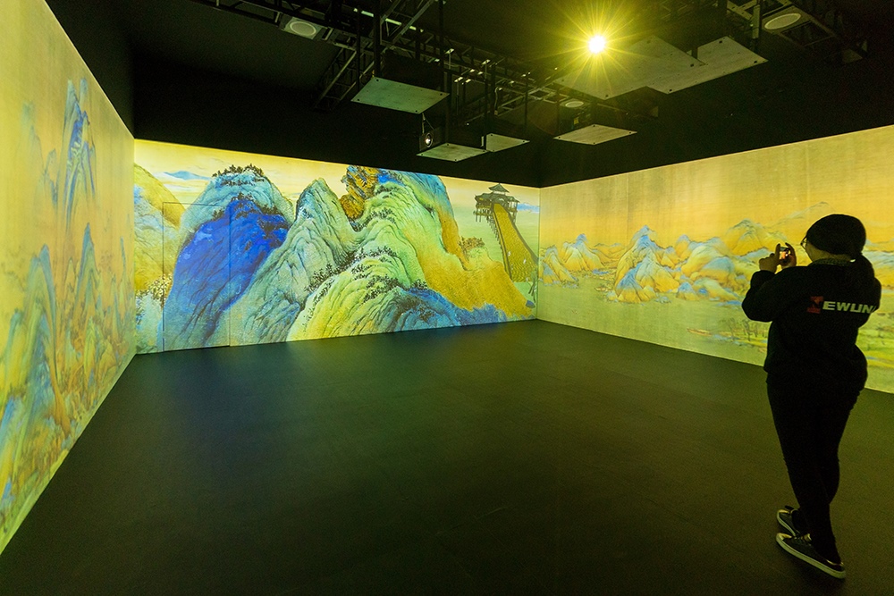 2019年1月29日，上海，市民在“千里江山圖科技藝術(shù)展”上參觀北宋名畫《千里江山圖》的AR全景展示并打卡拍照。