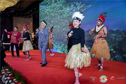 山東濟(jì)寧職業(yè)技術(shù)學(xué)校印尼巴布亞留學(xué)生演唱與大使一起演唱巴布亞傳統(tǒng)歌曲。印尼駐華大使館供圖