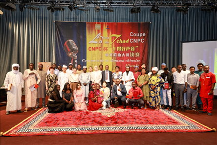 選手、評(píng)委、組委會(huì)工作人員共同與頒獎(jiǎng)嘉賓合影。中國(guó)石油非洲公司供圖