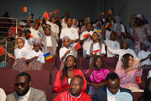 現(xiàn)場(chǎng)觀眾與決賽選手熱情互動(dòng)。中國(guó)石油非洲公司供圖