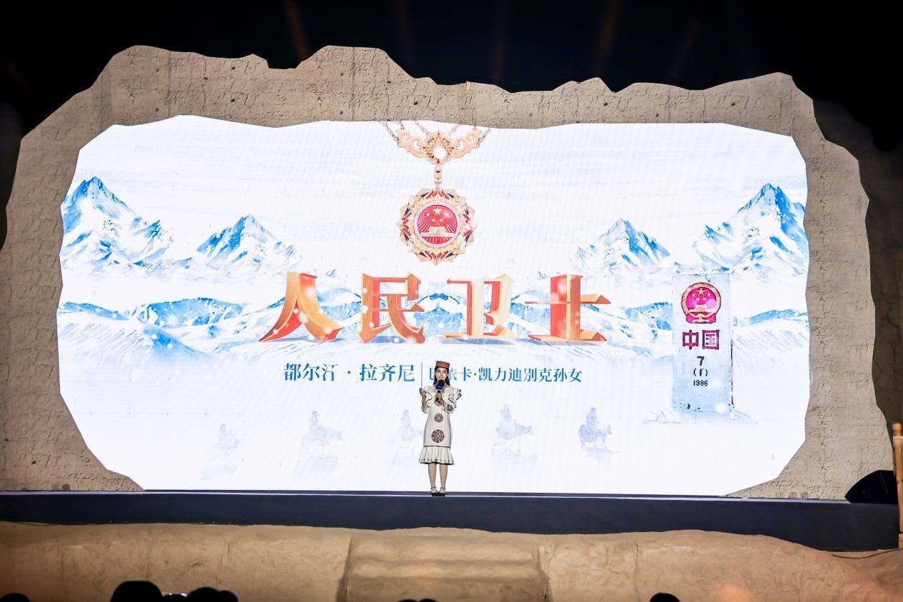 都爾汗·拉齊尼在“何以中國·五星出東方”網(wǎng)絡(luò)主題宣傳活動現(xiàn)場演講。人民視頻供圖