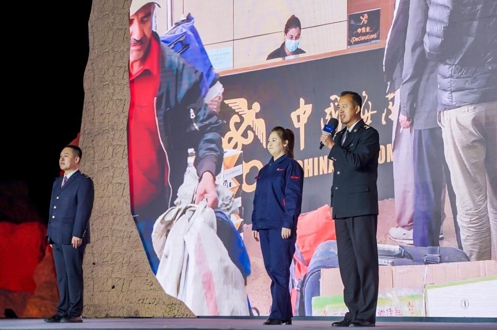 張曉波（右一）在“何以中國·五星出東方”網(wǎng)絡(luò)主題宣傳活動現(xiàn)場演講。人民視頻供圖