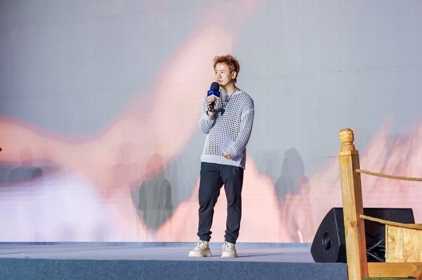 安鐘旭在“何以中國·五星出東方”網(wǎng)絡(luò)主題宣傳活動現(xiàn)場演講。人民視頻供圖