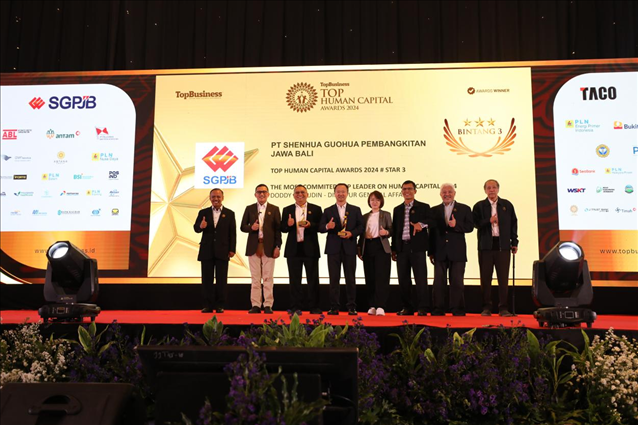 國能印尼爪哇發(fā)電公司董事長趙志剛（左四）與其他獲獎者合影。國能印尼爪哇發(fā)電公司供圖