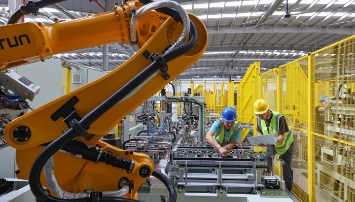 江蘇昆山，智能生產(chǎn)線(xiàn)上人機(jī)協(xié)同作業(yè)