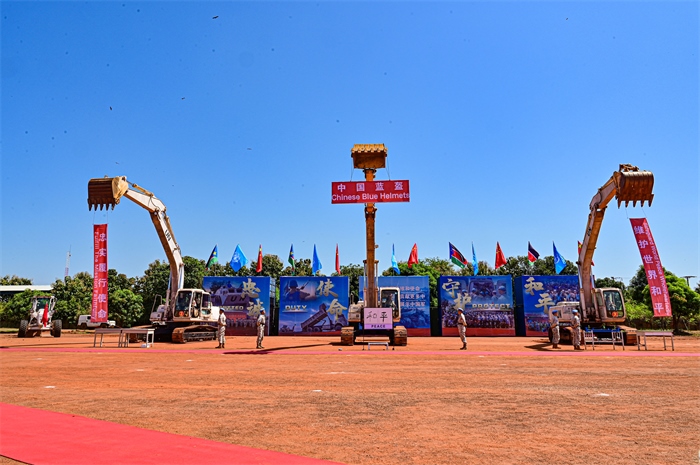 工程機(jī)械特技展示。王軍杰攝